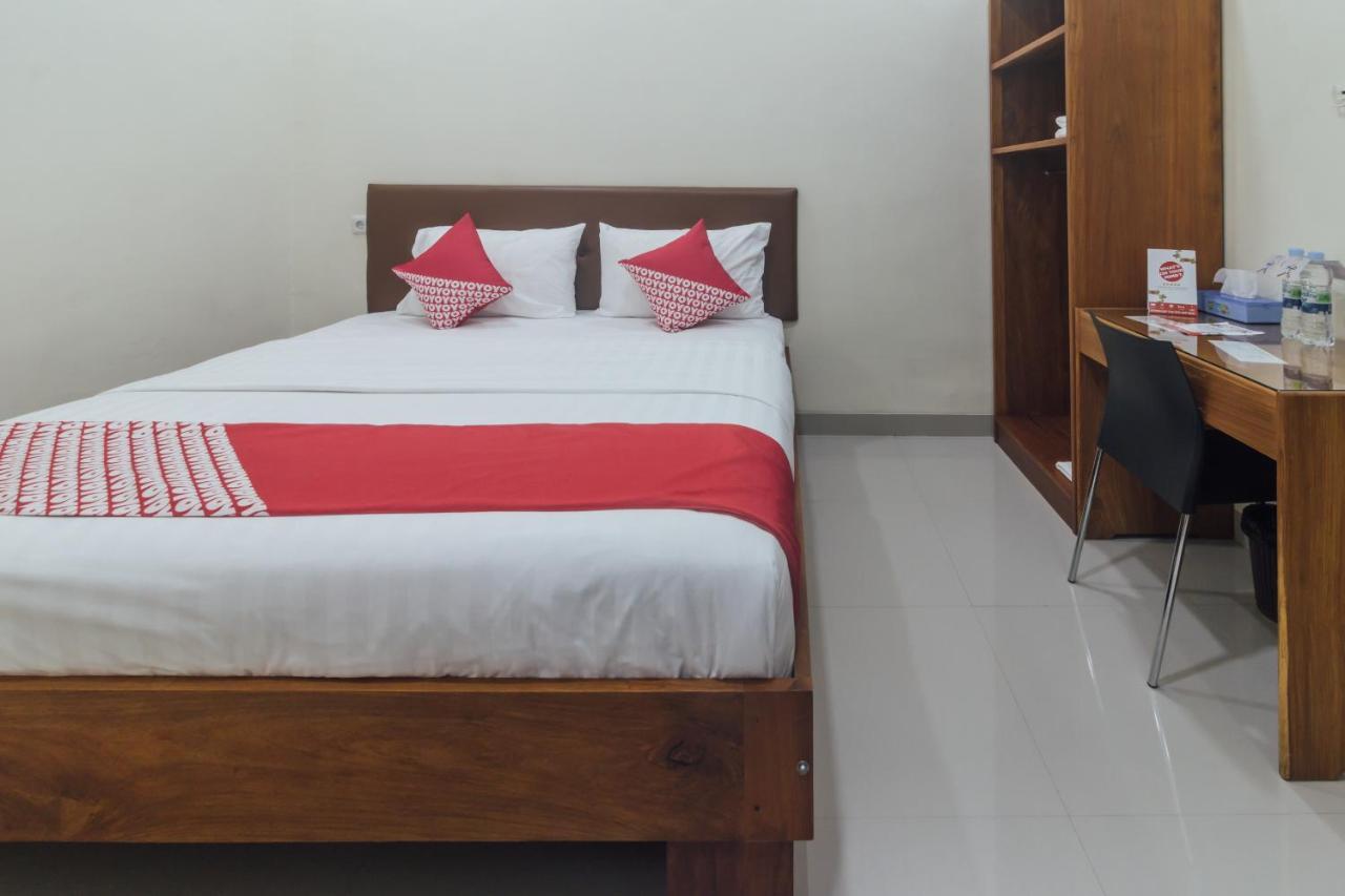 Clean & Comfort Homestay Ambon Exterior photo